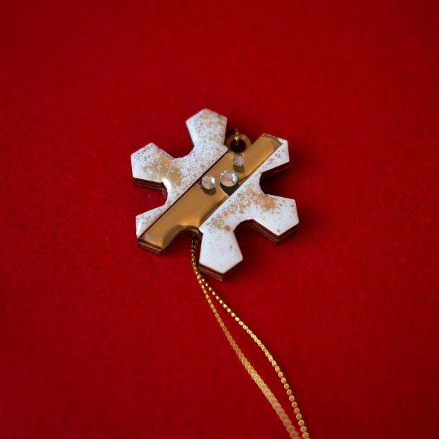 Ёлочная игрушка Снежинка (белый с золотым ) с логотипом в Ставрополе заказать по выгодной цене в кибермаркете AvroraStore