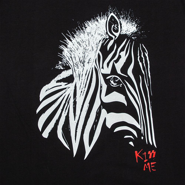 Майка женская «Арт-рокстар. Kiss Me», черная с логотипом в Ставрополе заказать по выгодной цене в кибермаркете AvroraStore