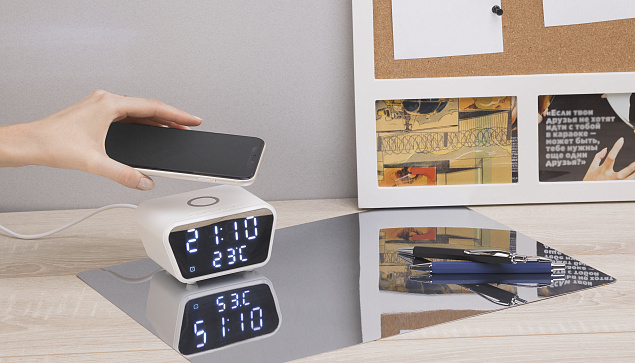 Настольные часы "Smart Clock" с беспроводным (15W) зарядным устройством, будильником и термометром с логотипом в Ставрополе заказать по выгодной цене в кибермаркете AvroraStore