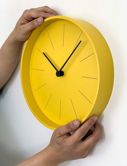 Часы настенные Ozzy, желтые с логотипом в Ставрополе заказать по выгодной цене в кибермаркете AvroraStore