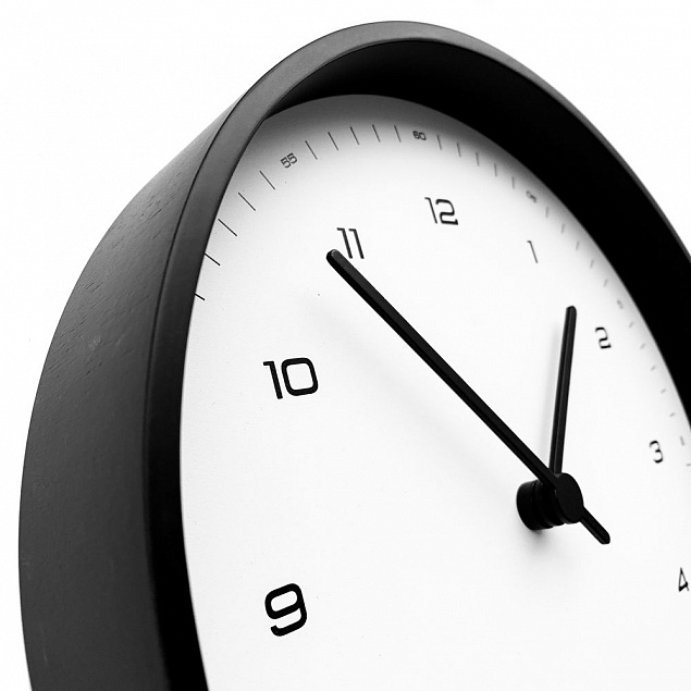 Часы настенные Flash, белые с черным с логотипом в Ставрополе заказать по выгодной цене в кибермаркете AvroraStore