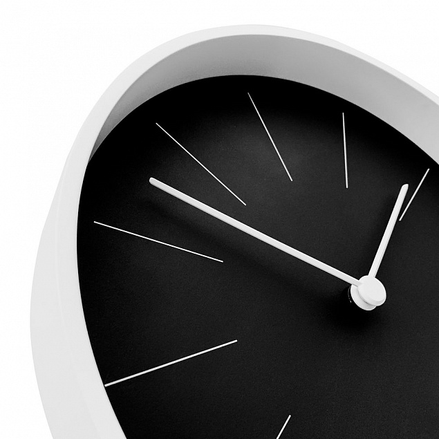 Часы настенные Neo, черные с белым с логотипом в Ставрополе заказать по выгодной цене в кибермаркете AvroraStore