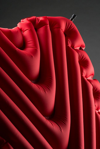 Надувной коврик Insulated Static V Luxe, красный с логотипом в Ставрополе заказать по выгодной цене в кибермаркете AvroraStore