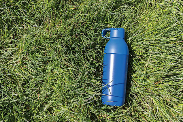 Вакуумная бутылка Flow из переработанной нержавеющей стали RCS, 500 мл с логотипом в Ставрополе заказать по выгодной цене в кибермаркете AvroraStore