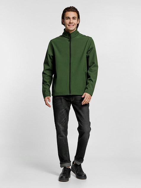 Куртка софтшелл мужская RACE MEN, темно-зеленая с логотипом в Ставрополе заказать по выгодной цене в кибермаркете AvroraStore
