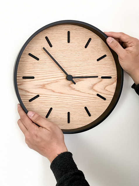 Часы настенные Kiko, дуб с логотипом в Ставрополе заказать по выгодной цене в кибермаркете AvroraStore
