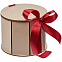 Коробка круглая Drummer, круглая, с красной лентой с логотипом в Ставрополе заказать по выгодной цене в кибермаркете AvroraStore