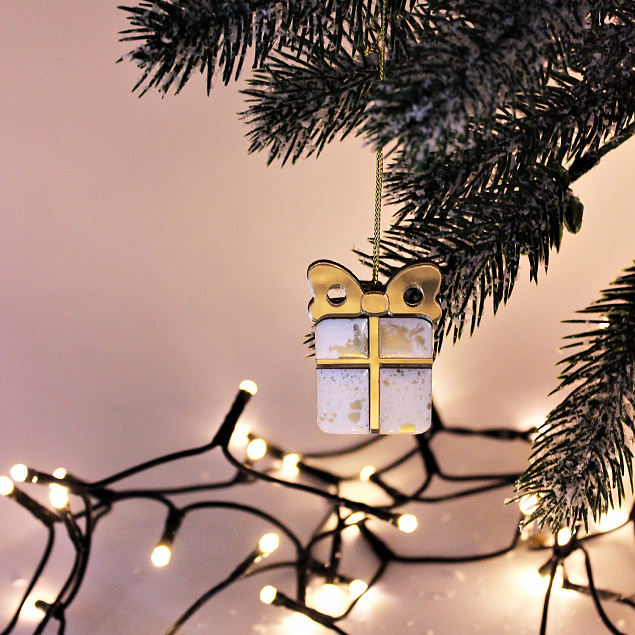Ёлочная игрушка Подарочек (белый с золотым ) с логотипом в Ставрополе заказать по выгодной цене в кибермаркете AvroraStore