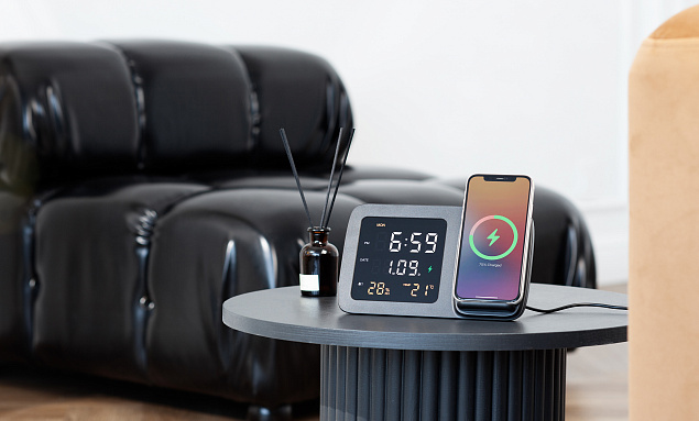Настольные часы "Smart Screen" с беспроводным (15W) зарядным устройством, гигрометром, термометром, календарём, с подсветкой логотипа с логотипом в Ставрополе заказать по выгодной цене в кибермаркете AvroraStore