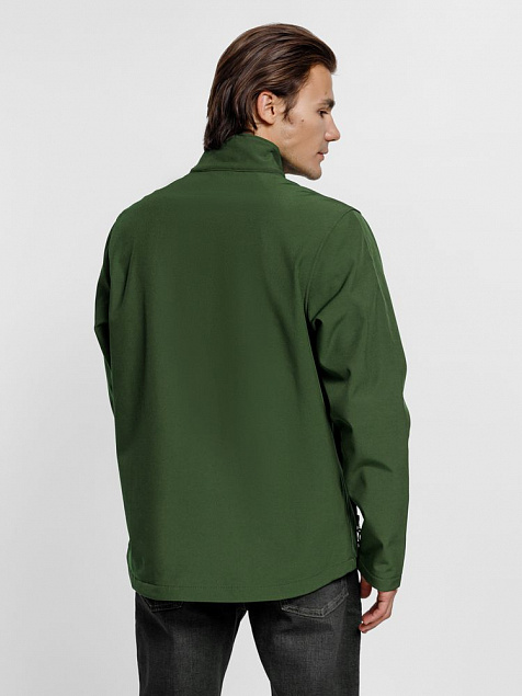 Куртка софтшелл мужская RACE MEN, темно-зеленая с логотипом в Ставрополе заказать по выгодной цене в кибермаркете AvroraStore